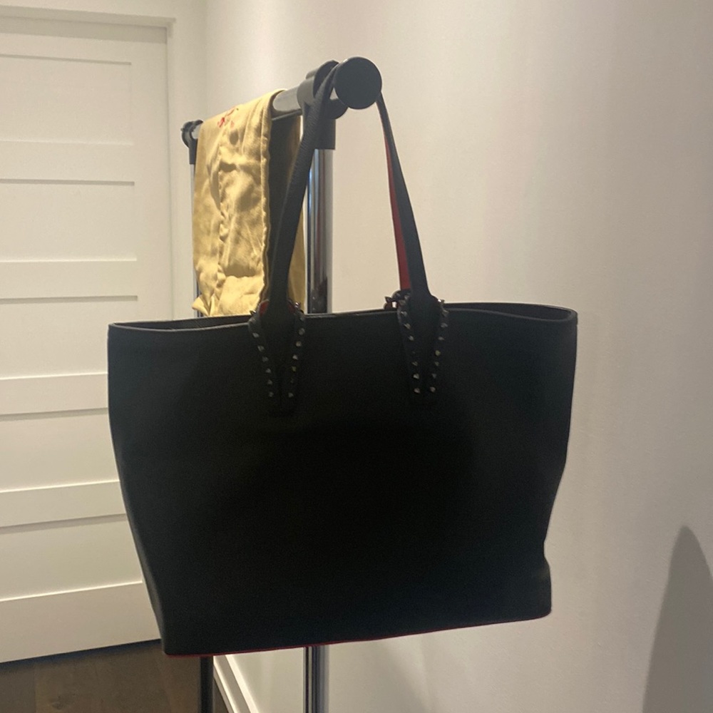 New tote with small pouch and dust bag.